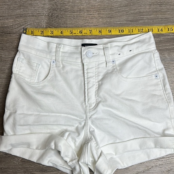Express Women’s Shortie Mid-Rise White Convertible Hem Jean Shorts Sz 0 - Picture 7 of 10